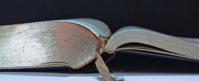 Mynd af opinni Biblíu, af pexels.com
