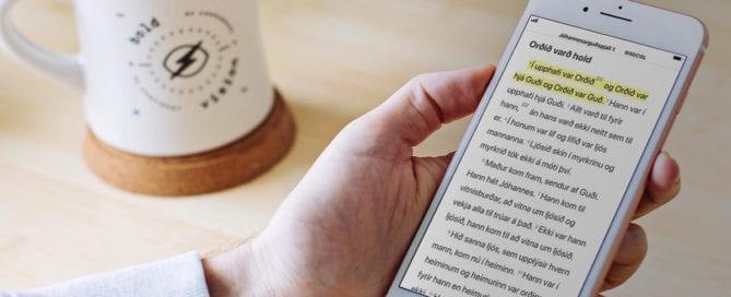 Sími með Biblíuappinu í gangi