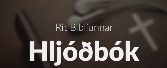 Mynd af Biblíu, þar sem heyrnatól hafa verið lögð á hana. Á myndinni stendur Rit Biblíunnar - Hljóðbók.