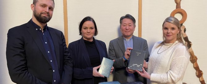 Á myndinni má sjá sr. Grétar Halldór Gunnarsson, stjórnarmann í Biblíufélaginu afhenda sr. Evu Björk Valdimarsdóttur, sr. Toshiki Toma, Sr. Ásu Laufeyju Sæmundsdóttur Biblíur úr fyrstu sendingu.