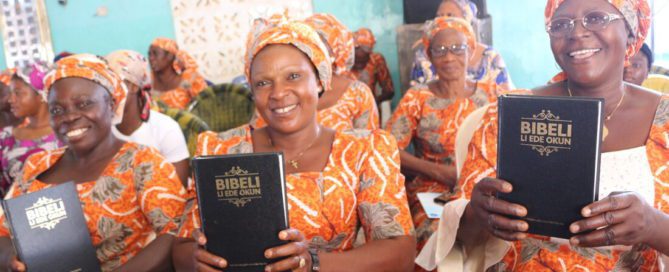 Konur í Nígeríu fagna útkomu nýrrar Biblíu á Okun málinu.