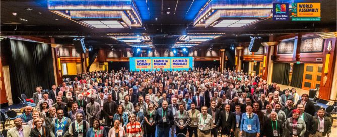 Mynd af þátttakendum á Heimsþingi Sameinuðu biblíufélaganna.