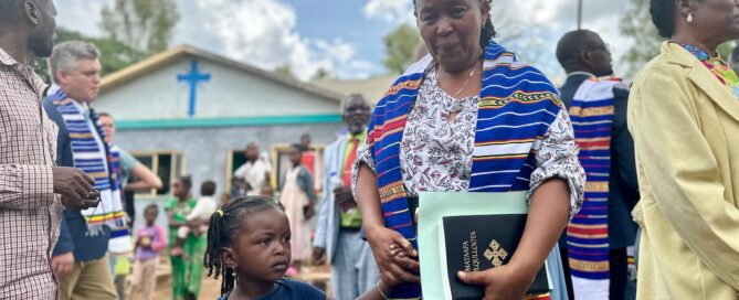 Kona með biblíu í hönd og ungan son við hlið sér á heimleið eftir hátíðarhöldin.