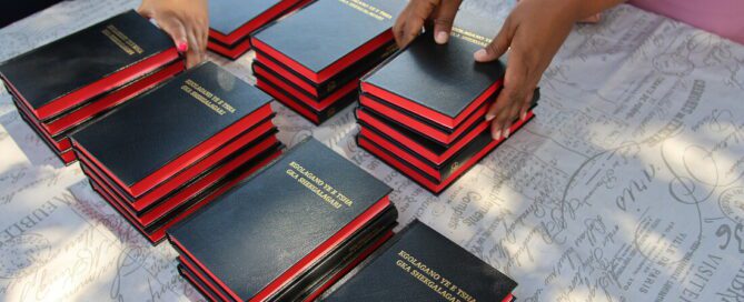 Nýja testamentum á Shekgalagari er raðað á borð með hvítum dúk. Mynd frá Sameinuðu biblíufélögunum.